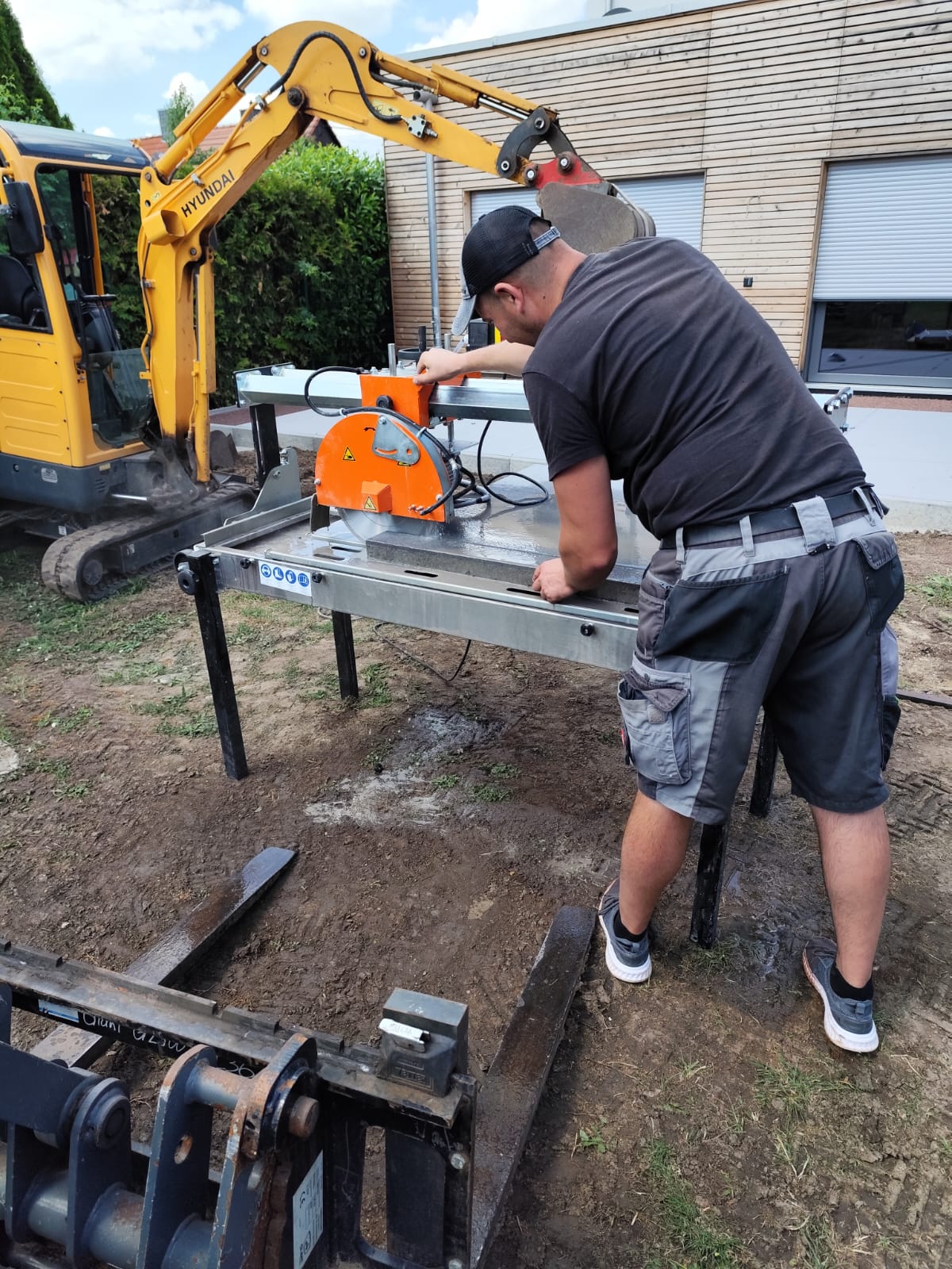 Baggerarbeiten von SF Bau auf einem Grundstück in Sülzetal